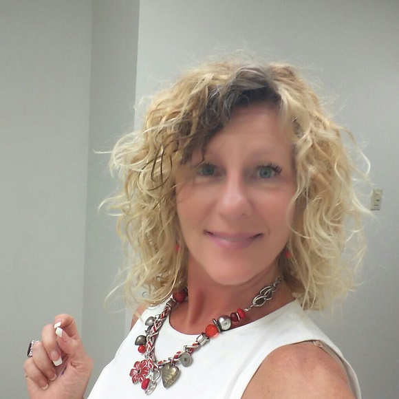 Meet your Posher, Roberta - Picture 2 of 2